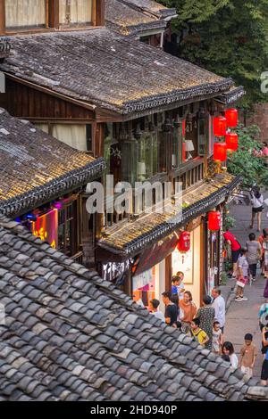 FENGHUANG, CINA - 13 AGOSTO 2018: Case tradizionali nel centro storico di Fenghuang, provincia di Hunan, Cina Foto Stock