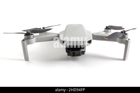 DJI Mini 2 drone isolato su sfondo bianco. Vinnytsia, Ucraina - 03.01.2022. Foto Stock