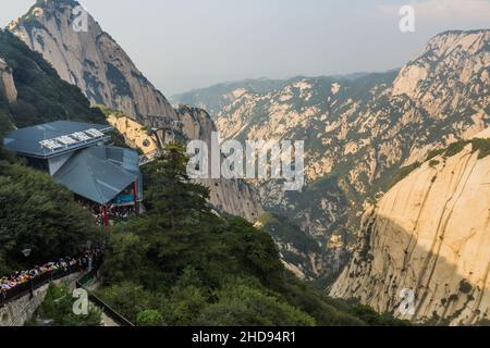 HUA SHAN, CINA - 4 AGOSTO 2018: Persone in attesa di una linea per una funivia al monte Hua Shan nella provincia di Shaanxi, Cina Foto Stock