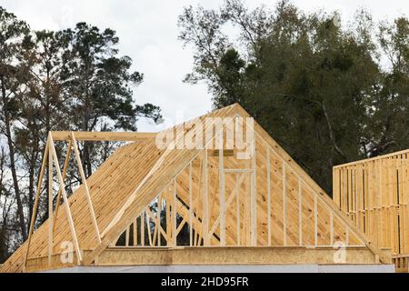 La parte superiore del colmo del tetto ad angolo di una nuova costruzione casa in costruzione Foto Stock