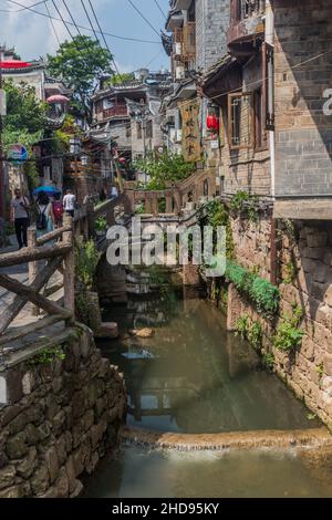 FENGHUANG, CINA - 14 AGOSTO 2018: Piccolo torrente nella città antica di Fenghuang, provincia di Hunan, Cina Foto Stock