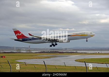 NORDWIND AIRLINES AIRBUS A330-300, VP-BUJ SCENDENDO ALL'AEROPORTO JOHN LENNON DI LIVERPOOL, LIVERPOOL, MERSEYSIDE Foto Stock