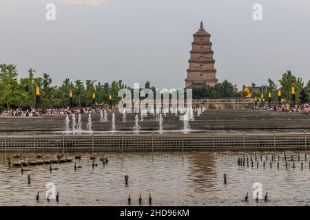 Fontane di fronte alla Pagoda della Grande Oca selvaggia a Xi'an, Cina Foto Stock