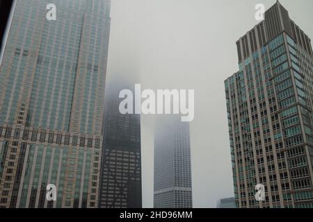 Pomeriggio di nebbia nel centro di Chicago con i grattacieli scomparsi nel Mist Foto Stock