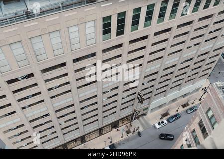 Vista aerea del garage e della strada del centro di Chicago durante l'inverno Foto Stock