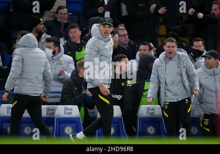 Londra, Regno Unito. 02nd Jan 2022. Il direttore del Chelsea Thomas Tuchel e il coach Anthony Barry (a destra) celebrano l'obiettivo di equalizzazione durante la partita della Premier League tra Chelsea e Liverpool a Stamford Bridge, Londra, Inghilterra, il 2 gennaio 2022. Foto di Andy Rowland/prime Media Images. Credit: Prime Media Images/Alamy Live News Foto Stock