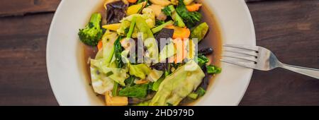 Verdure stufate con tofu piatto balinese. BANNER Lifestyle, formato lungo Foto Stock