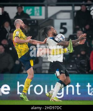 Derby, Regno Unito. 27th Dic 2021. Colin Kazim-Richards della Derby County e Matthew Clarke (in prestito da Brighton & Hove Albion) del WBA durante la partita del campionato Sky Bet tra Derby County e West Bromwich Albion all'iPro Stadium di Derby, Inghilterra, il 27 dicembre 2021. Foto di Andy Rowland. Credit: Prime Media Images/Alamy Live News Foto Stock