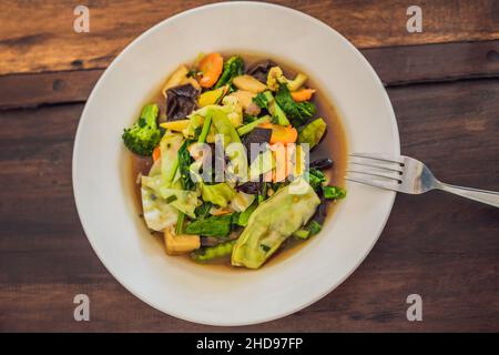 Verdure stufate con tofu piatto balinese. Stile di vita Foto Stock