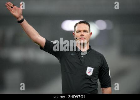 Derby, Regno Unito. 27th Dic 2021. L'arbitro James Linington durante la partita del campionato Sky Bet tra Derby County e West Bromwich Albion all'iPro Stadium di Derby, Inghilterra, il 27 dicembre 2021. Foto di Andy Rowland. Credit: Prime Media Images/Alamy Live News Foto Stock