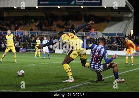 HARTLEPOOL, REGNO UNITO. GENNAIO 4th Luke Molyneux di Hartlepool United batte con Ricardo Santos di Bolton Wanderers durante la partita del Trofeo EFL tra Hartlepool United e Bolton Wanderers al Victoria Park di Hartlepool martedì 4th gennaio 2022. (Credit: Mark Fletcher | MI News) Credit: MI News & Sport /Alamy Live News Foto Stock