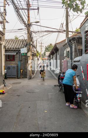 PECHINO, CINA - 28 AGOSTO 2018: Strada tipica hutong a Pechino, Cina Foto Stock