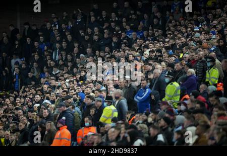 Birmingham, Regno Unito. 26th Dic 2021. I tifosi di Chelsea guardano avanti durante la partita della Premier League tra Aston Villa e Chelsea a Villa Park, Birmingham, Inghilterra, il 26 dicembre 2021. Foto di Andy Rowland/prime immagini multimediali. Credit: Prime Media Images/Alamy Live News Foto Stock