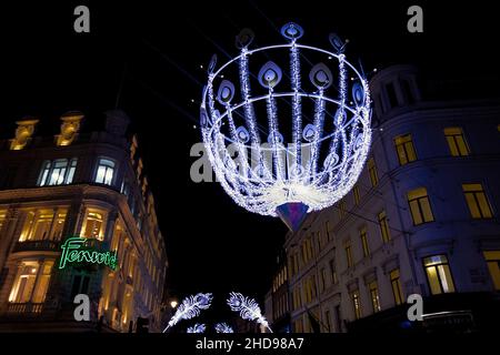 Luci decorative di Natale 'ispirate a Peacock' (2021) lungo New Bond Street Mayfair London W1S 1RQ Foto Stock