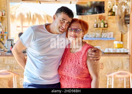 Ritratto di felice figlio di mezza età e mamma anziana. Foto Stock