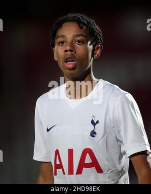 Stevenage, Regno Unito. 16th Dic 2021. Tiese Hall of Spurs U18 durante la terza partita di fa Youth Cup tra Tottenham Hotspur U18 e Ipswich Town U18 al Lamex Stadium di Stevenage, Inghilterra, il 16 dicembre 2021. Foto di Andy Rowland. Credit: Prime Media Images/Alamy Live News Foto Stock