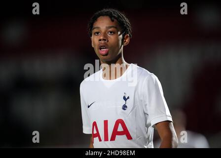 Stevenage, Regno Unito. 16th Dic 2021. Tiese Hall of Spurs U18 durante la terza partita di fa Youth Cup tra Tottenham Hotspur U18 e Ipswich Town U18 al Lamex Stadium di Stevenage, Inghilterra, il 16 dicembre 2021. Foto di Andy Rowland. Credit: Prime Media Images/Alamy Live News Foto Stock