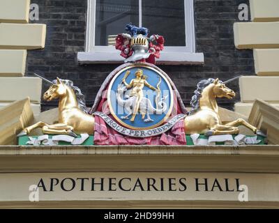 Primo piano dello stemma al di fuori di Apotecaries Hall, sede della Worshipful Society of Apotecaries, Black Friars Lane, Londra, EC4, Inghilterra, REGNO UNITO Foto Stock