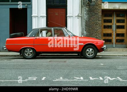 Una vista laterale di una vettura Rover 3500 P5 classica incontaminata in Masai Red (?) Parcheggiato in una strada di Londra Foto Stock