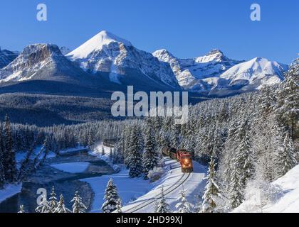 Morant's Curve montagna panoramica in inverno, Banff National Park, Alberta, Canada. Foto Stock