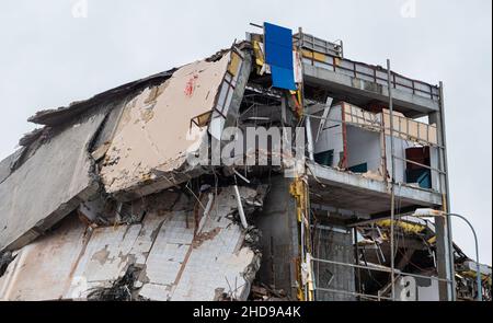 Demolizione del centro commerciale. Ristrutturazione in Russia. Distruzione di strutture edilizie. Cumulo di macerie da un edificio smantellato. Foto Stock