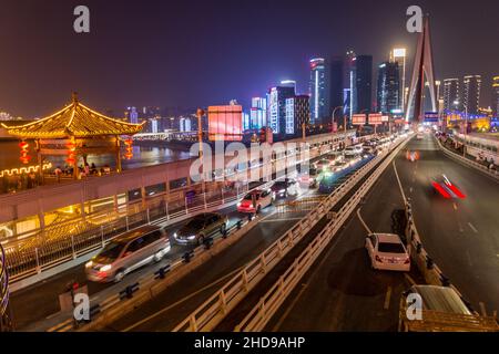 CHONGQING, CINA - 16 AGOSTO 2018: Vista notturna del ponte Qiansimen a Chongqing, Cina Foto Stock