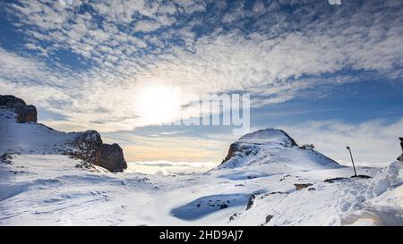 Dolomiti - cima Rosetta vista durante la stagione invernale con paesaggio innevato e cielo blu nebbia Foto Stock