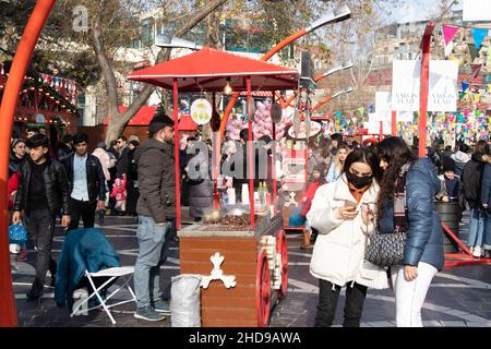 Stand con castagne arrostite in vendita su via Nizami di Baku - Azerbaigian: 31 dicembre 2021. Festeggiamenti di Capodanno Foto Stock