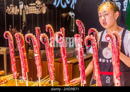 CHONGQING, CINA - 17 AGOSTO 2018: Gli spiedini di calamari si stallano nell'antica città di Ciqikou, Cina Foto Stock