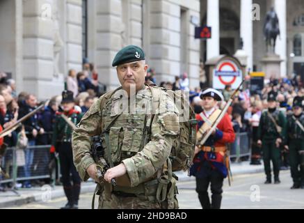 Il reggimento di Londra partecipa al Lord Mayor's Show 2021, nella città di Londra, Regno Unito Foto Stock