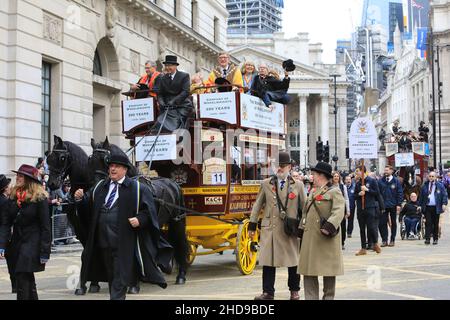 La carrozza trainata da cavalli della Worshipful Company of Wheelwrights che partecipa al Lord Mayors Show 2021, nel cuore della City of London, Regno Unito Foto Stock