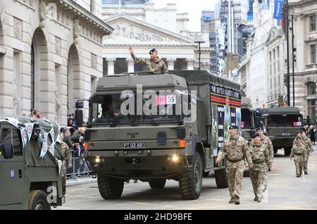 I camion del Regiment Royal Logistic Corps 151, che partecipano al Lord Mayor's Show 2021, nel cuore della City di Londra, Regno Unito Foto Stock