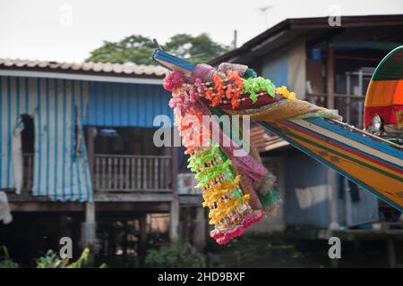 Facciata decorata di una barca lungo fiume Tail sul fiume Chao Praya, Bangkok, Thailandia: Aprile 4 2011 Foto Stock