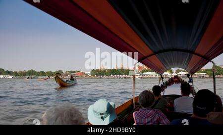 Bangkok, Thailandia - 4 aprile 2011: Turisti e una vista da una lunga barca sul fiume Chao Phraya Foto Stock