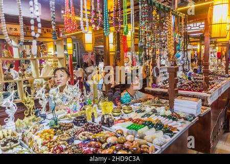 DUNHUANG, CINA - 19 AGOSTO 2018: Bancarelle di souvenir a Dunhuang, provincia di Gansu Cina Foto Stock