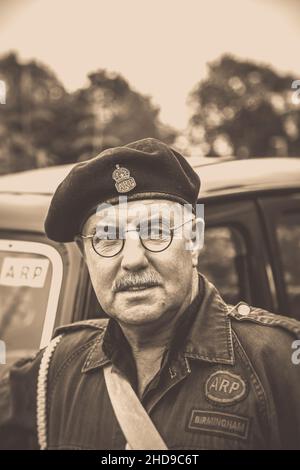 Mono close up of wartime, 1940 ARP warden (Air raid Precauzioni) Severn Valley Heritage Railway 1940s WW2 Summer Event UK. Foto Stock