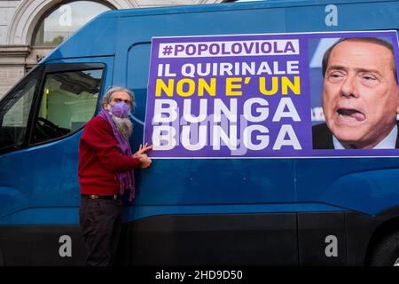 Roma, Italia. 04th Jan 2022. Manifestazione organizzata dal movimento dei Purple contro l'ipotesi della candidatura di Silvio Berlusconi al Presidente della Repubblica. Credit: Independent Photo Agency/Alamy Live News Foto Stock