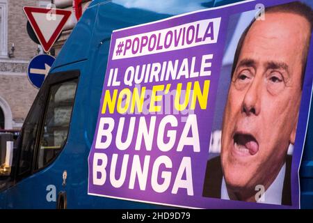 Roma, Italia. 04th Jan 2022. Manifestazione organizzata dal movimento dei Purple contro l'ipotesi della candidatura di Silvio Berlusconi al Presidente della Repubblica. Credit: Independent Photo Agency/Alamy Live News Foto Stock