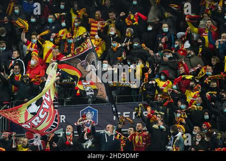 LENS, FRANCIA - GENNAIO 4: I fan di RC Lens hanno fatto una bandiera durante la partita di Coppa di Francia tra Racing Club de Lens e LOSC Lille allo Stade Bollaert-Delelis il 4 gennaio 2022 a Lens, Francia (Foto di Jeroen Meuwsen/Orange Pictures) Foto Stock