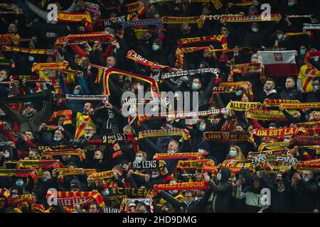 LENS, FRANCIA - GENNAIO 4: Tifosi di RC Lens che mostrano le loro sciarpe durante la partita di Coppa Francese tra Racing Club de Lens e LOSC Lille allo Stade Bollaert-Delelis il 4 Gennaio 2022 a Lens, Francia (Foto di Jeroen Meuwsen/Orange Pictures) Foto Stock