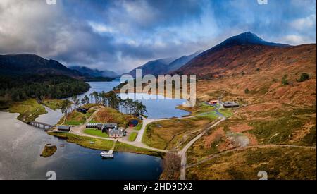 Una visita di fine autunno a Glen Affric con la macchina fotografica e il piccolo drone. Il cielo era drammatico e il tempo stava spingendo il piccolo drone ad esso è assolut Foto Stock