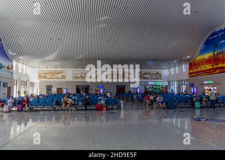 JIAYUGUAN, CINA - 22 AGOSTO 2018: Interno della stazione ferroviaria di Jiayuguan Sud, provincia di Gansu, Cina Foto Stock