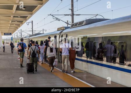 JIAYUGUAN, CINA - 22 AGOSTO 2018: Piattaforma della stazione ferroviaria di Jiayuguan Sud, provincia di Gansu, Cina Foto Stock