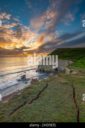 tramonto sull'acqua dolce e tennyson giù sull'isola di wight coastline, isola di wight shoreline al sole giù sopra le scogliere a fresh water bay. Foto Stock