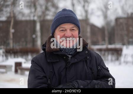 Primo piano ritratto di sorridente uomo anziano. Foto Stock