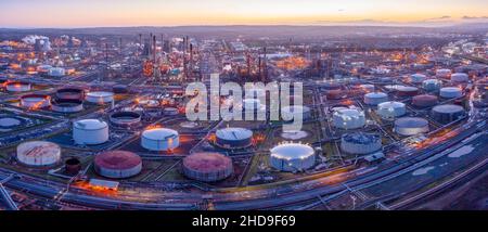 Vista aerea dello stabilimento petrolchimico e della raffineria INEOS Grangemouth nello Stirlingshire, Scozia, Regno Unito Foto Stock