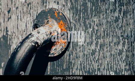 astratto sfondo in ferro di metallo su pavimento in legno Foto Stock