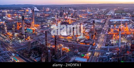 Vista aerea dello stabilimento petrolchimico e della raffineria INEOS Grangemouth nello Stirlingshire, Scozia, Regno Unito Foto Stock