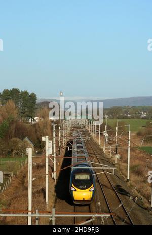 Treno elettrico Avanti West Coast pendolino sulla linea principale West Coast passando per Hest Bank, Lancashire il 4th gennaio 2022 con un servizio anglo-scozzese. Foto Stock