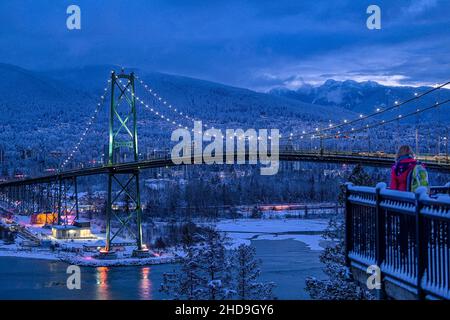 Vista invernale del Lions Gate Bridge da Prospect Point, Stanley Park, Vancouver, British Columbia, Canada Foto Stock